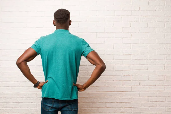 Νεαρός Αφροαμερικάνος Μαύρος Άνδρας Που Αισθάνεται Μπερδεμένος Γεμάτος Αμφιβολίες Και — Φωτογραφία Αρχείου