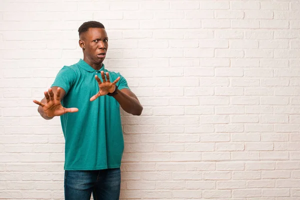 Junger Afrikanisch Amerikanischer Schwarzer Mann Fühlt Sich Verängstigt Weicht Zurück — Stockfoto