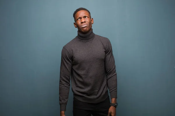 Junger Afrikanisch Amerikanischer Schwarzer Mann Schaut Verwirrt Und Verwirrt Fragt — Stockfoto