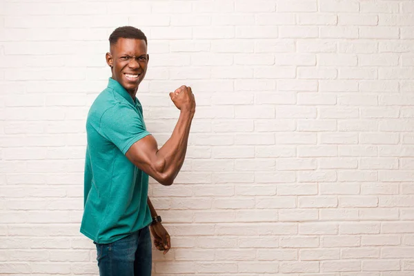 Молодий Афроамериканський Чорний Чоловік Відчуває Себе Щасливим Задоволеним Потужним Згинаючи — стокове фото