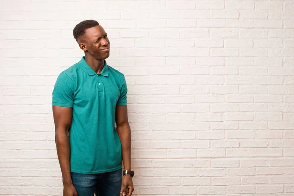 Jovem Negro Afro Americano Olhando Feliz Amigável Sorrindo Piscando Olho — Fotografia de Stock