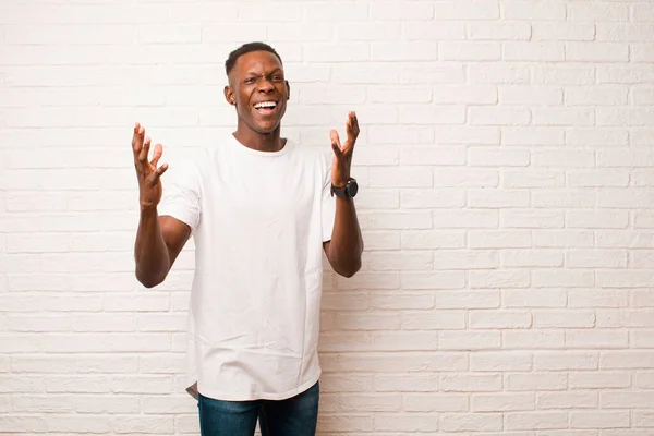 Jovem Negro Afro Americano Furiosamente Gritando Sentindo Estressado Irritado Com — Fotografia de Stock