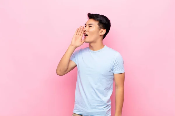 Genç Çinli Adam Profil Görüşü Mutlu Heyecanlı Görünüyor Bağırıyor Düz — Stok fotoğraf