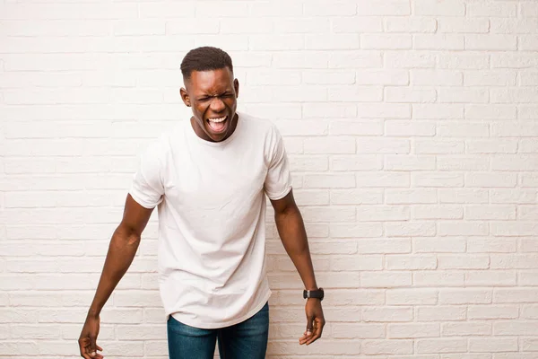 Молодий Афроамериканський Чорний Чоловік Кричить Агресивно Виглядає Дуже Злий Розчарований — стокове фото