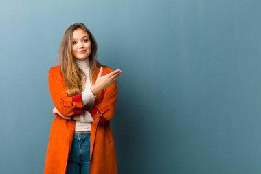 Genç ve güzel bir kadın kafası karışık ve bilgisiz, şüpheli bir açıklama ya da düşünceyi merak ediyor.