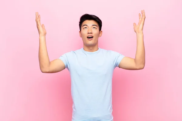 Jovem Chinês Homem Sentindo Feliz Surpreso Sortudo Surpreso Celebrando Vitória — Fotografia de Stock