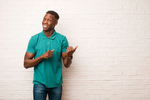 Junger Afrikanisch Amerikanischer Schwarzer Mann Lächelt Fröhlich Und Zeigt Beiläufig — Stockfoto