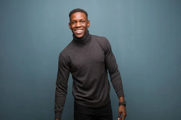 Młody Afrykański Czarny Mężczyzna Wielkim Przyjazny Beztroski Uśmiech Patrząc Pozytywne — Zdjęcie stockowe