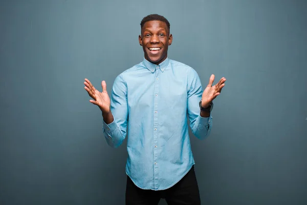 Junger Afrikanisch Amerikanischer Schwarzer Mann Der Sich Glücklich Aufgeregt Überrascht — Stockfoto