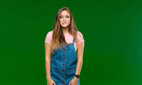 Jovem Mulher Bonita Feliz Animado Surpreso Surpreendido Cobrindo Boca Com — Fotografia de Stock