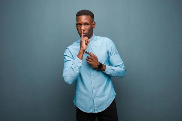 Молодий Афроамериканський Чорний Чоловік Виглядає Серйозно Хрест Пальцем Притиснутим Губ — стокове фото