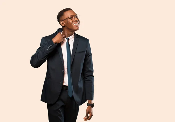 Afrykański Amerykański Biznesmen Czuje Się Zestresowany Niespokojny Zmęczony Sfrustrowany Pociągając — Zdjęcie stockowe
