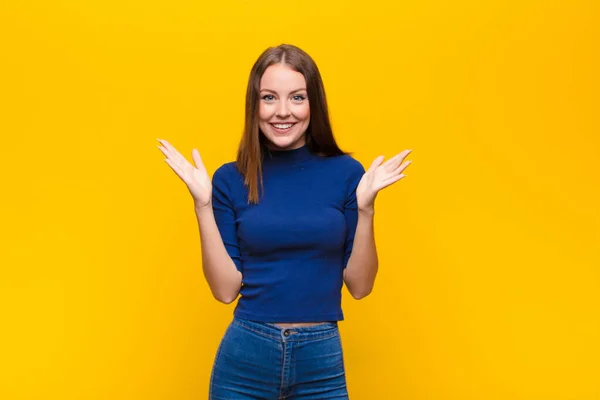 Joven Mujer Pelirroja Sintiéndose Feliz Emocionada Sorprendida Sorprendida Sonriendo Asombrada —  Fotos de Stock