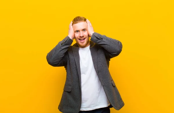 Junger Blonder Geschäftsmann Der Die Hände Zum Kopf Hebt Mit — Stockfoto