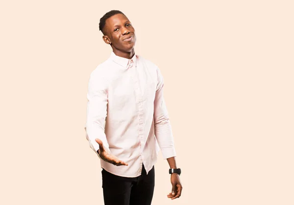 Молодий Афроамериканський Чорний Чоловік Посміхається Виглядає Щасливим Впевненим Дружнім Пропонуючи — стокове фото