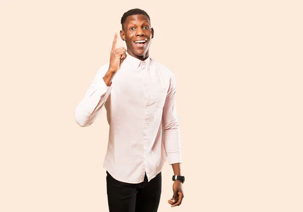 Jonge Afro Amerikaanse Zwarte Man Voelt Zich Als Een Gelukkig — Stockfoto