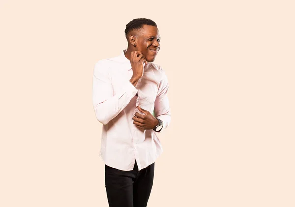 Молодий Афроамериканський Чорний Чоловік Відчуває Стрес Розчарований Втомився Потираючи Болючу — стокове фото