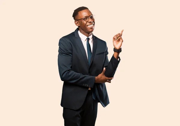 Африканский Американский Бизнесмен Счастливо Улыбается Смотрит Сторону Размышляя Думая Имея — стоковое фото