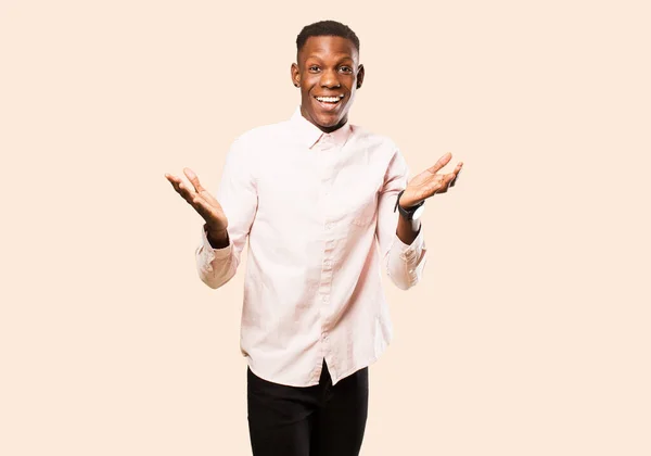 Junger Afrikanisch Amerikanischer Schwarzer Mann Sieht Glücklich Und Aufgeregt Aus — Stockfoto