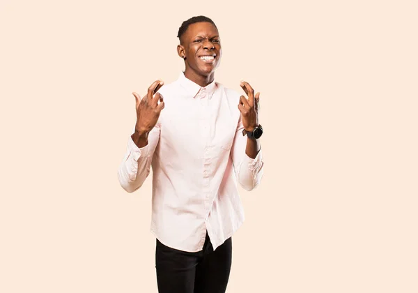 Молодий Афроамериканський Чорний Чоловік Тривожно Перетинає Пальці Сподівається Удачу Тривожним — стокове фото