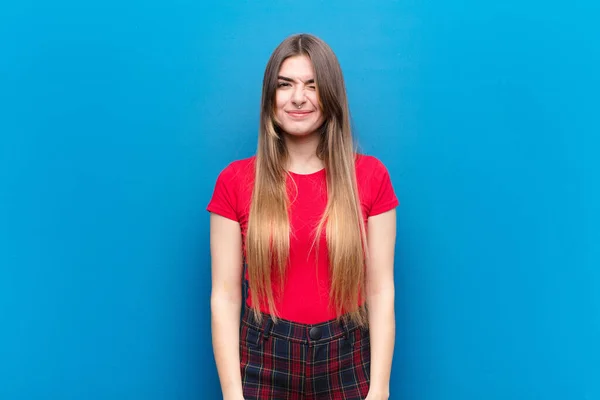 Joven Bonita Mujer Mirando Feliz Amable Sonriendo Guiñando Ojo Usted — Foto de Stock