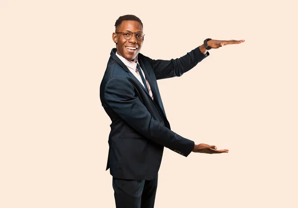 Afrikalı Amerikalı Adamı Gülümsüyor Mutlu Pozitif Tatmin Olmuş Hissediyor Bej — Stok fotoğraf