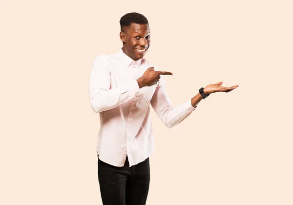 Молодий Афроамериканський Чорний Чоловік Весело Посміхається Вказує Копіювати Простір Долоні — стокове фото