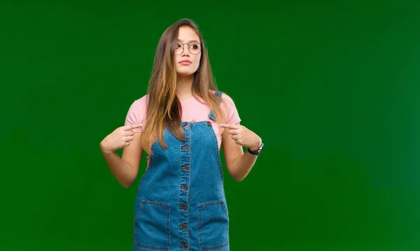 Jonge Mooie Vrouw Voelt Zich Bezorgd Boos Bang Het Bedekken — Stockfoto