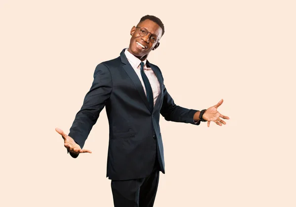 Afrikalı Amerikalı Adamı Mutlu Kibirli Gururlu Kendini Beğenmiş Görünüyor Bej — Stok fotoğraf