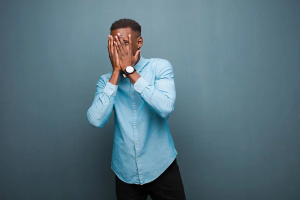 Молодий Афроамериканський Чорний Чоловік Закриває Обличчя Руками Дивлячись Між Пальцями — стокове фото