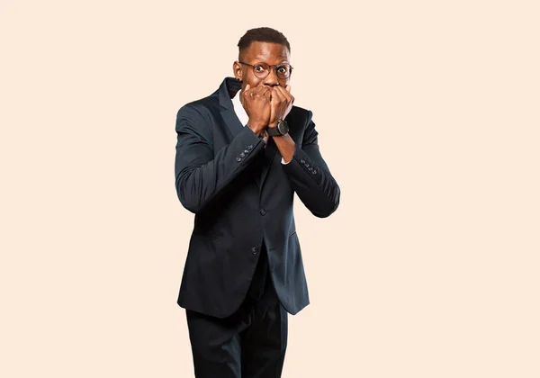 Afrikanischer Amerikanischer Geschäftsmann Sieht Besorgt Ängstlich Gestresst Und Ängstlich Aus — Stockfoto