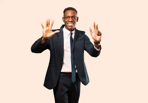 Afrykański Biznesmen Uśmiecha Się Wygląda Przyjaźnie Pokazuje Numer Osiem Lub — Zdjęcie stockowe