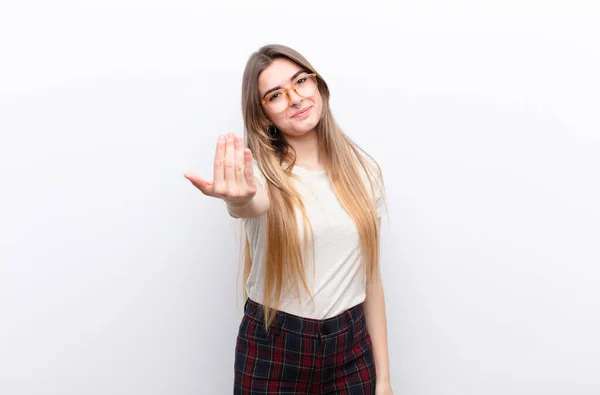 Jovem Bonita Mulher Sentindo Feliz Bem Sucedido Confiante Enfrentando Desafio — Fotografia de Stock