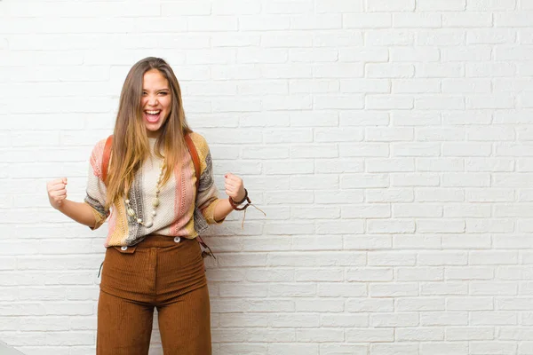 Jovem Mulher Bonita Sentindo Feliz Surpreso Orgulhoso Gritando Celebrando Sucesso — Fotografia de Stock