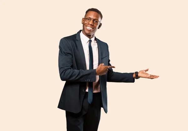 Афроамериканський Бізнесмен Посміхається Почувається Щасливим Безтурботним Задоволеним Вказуючи Концепцію Або — стокове фото