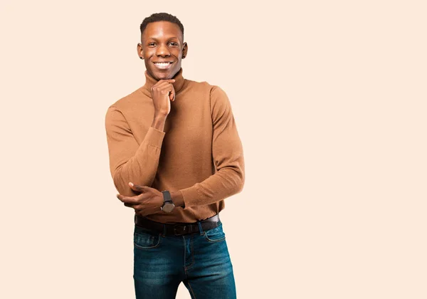 Молодой Афроамериканец Черный Мужчина Выглядящий Счастливым Улыбающийся Держа Руку Подбородке — стоковое фото