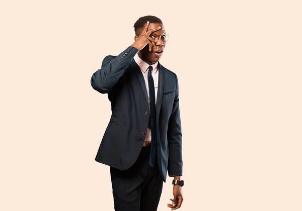 Африканский Бизнесмен Выглядящий Шокированным Напуганным Напуганным Закрывающий Лицо Рукой Подглядывающий — стоковое фото