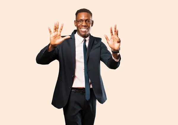 Afrykański Amerykański Biznesmen Uśmiecha Się Wygląda Przyjaźnie Pokazuje Numer Dziewięć — Zdjęcie stockowe