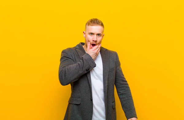 Junger Blonder Geschäftsmann Mit Weit Geöffnetem Mund Und Offenen Augen — Stockfoto