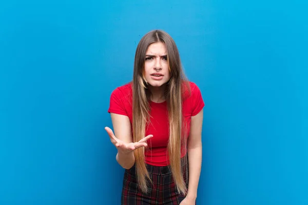 Jovem Bonita Mulher Olhando Irritado Irritado Frustrado Gritando Que Está — Fotografia de Stock