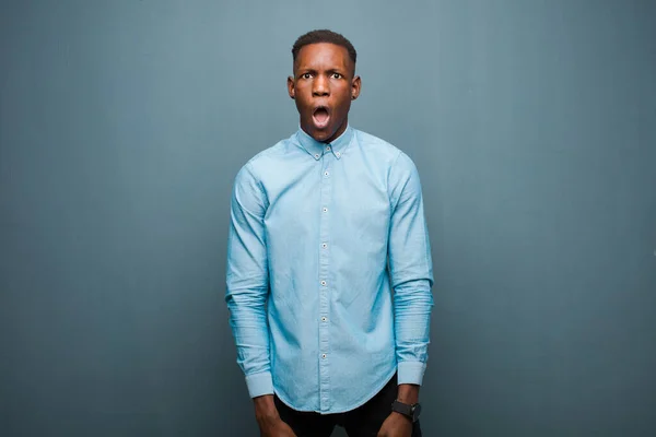 Junger Afrikanisch Amerikanischer Schwarzer Mann Sieht Sehr Schockiert Oder Überrascht — Stockfoto