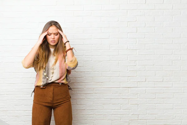 Jovem Bonita Mulher Olhando Estressado Frustrado Trabalhando Sob Pressão Com — Fotografia de Stock