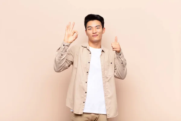 Νεαρός Κινέζος Άνδρας Αισθάνεται Χαρούμενος Έκπληκτος Ικανοποιημένος Και Έκπληκτος Δείχνει — Φωτογραφία Αρχείου