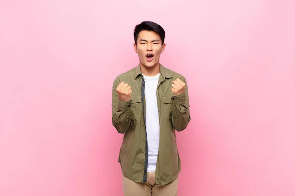 Ung Kinesisk Man Skriker Aggressivt Med Irriterad Frustrerad Arg Utseende — Stockfoto
