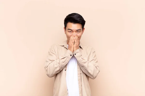 Jovem Chinês Homem Olhando Feliz Alegre Sortudo Surpreendido Cobrindo Boca — Fotografia de Stock