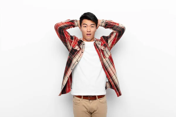 Ung Kinesisk Man Lyfta Händerna Mot Huvudet Öppen Mun Känna — Stockfoto