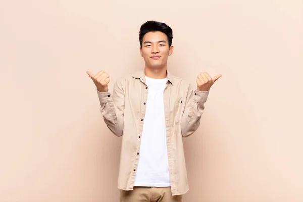 Νεαρός Κινέζος Άνδρας Χαμογελά Χαρούμενα Και Φαίνεται Χαρούμενος Αισθάνεται Ανέμελος — Φωτογραφία Αρχείου