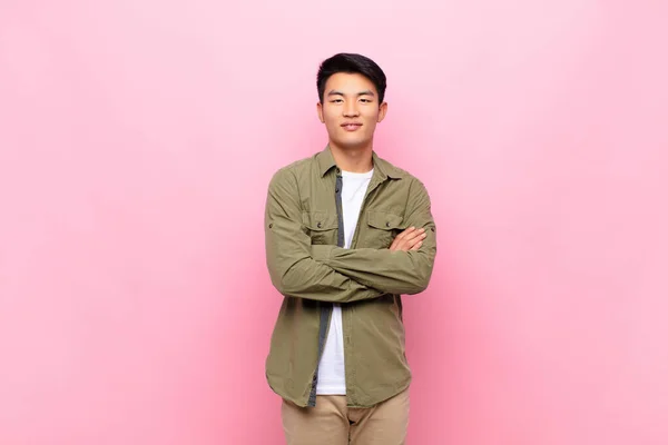 Jovem Chinês Sorrindo Para Câmera Com Braços Cruzados Uma Expressão — Fotografia de Stock