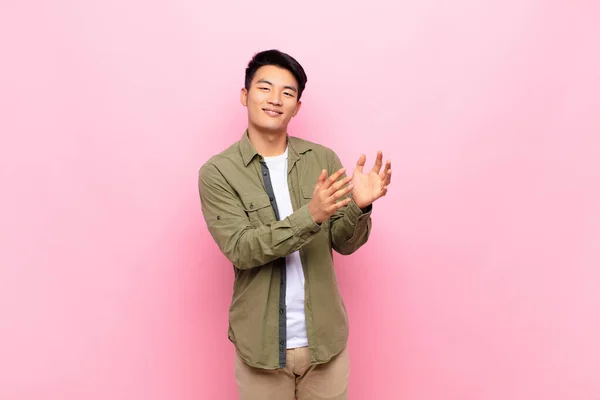 Jovem Chinês Sentindo Feliz Bem Sucedido Sorrindo Batendo Palmas Dizendo — Fotografia de Stock