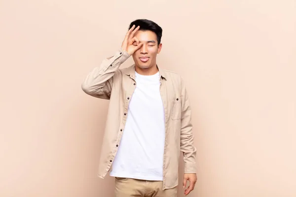 Jovem Chinês Homem Sorrindo Feliz Com Cara Engraçada Brincando Olhando — Fotografia de Stock
